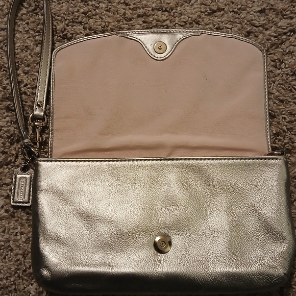 β¨ Coach Metallic Silver Leather Wristlet | Classic & Chic β¨ - Picture 6 of 12
